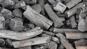 Carbón Vegetal Negro de Madera Dura de Vietnam de Alta Calidad en Forma de Trozos para Asar a la Parrilla y Uso en Restaurantes, Bolsas de 10 kg - Product Image 2