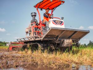 Hogico รถไถทางการเกษตรแบบ3-in-1ใช้งานได้70hp ตีนตะขาบผลิตจากเวียดนาม - Product Image 2