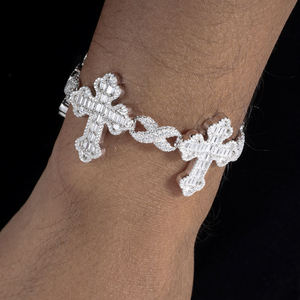 Bracelet Croix Chrétienne en Argent 925 Plaqué Rhodium avec Diamants Taille Baguette Sertis en Canal, Bijou Religieux Unisexe - Product Image 1