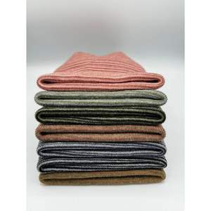 Gorro Moderno con Costura Theta y Puños en Contraste, Fabricado en EE. UU., Diseño Patentado en Gris/Negro - Product Image 4