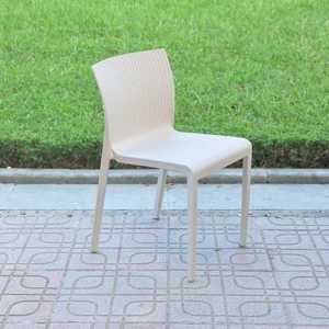 Chaise en plastique moulé ondulé de couleur beige - Une chaise de salle à manger adaptée à une salle à manger moderne et élégante - Product Image 1