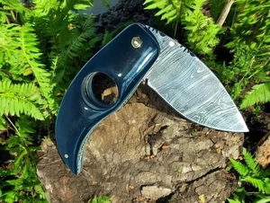 Cuchillo Plegable de Acero de Damasco de Grado Industrial Hecho a Mano con Mango de Micarta y Funda de Cuero para Acampar al Aire Libre - Product Image 1