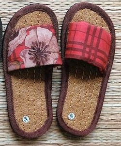 Sandalias de Fibra de Coco Roja con Correa de Perlas, Hechas a Mano, Ecológicas, Sostenibles y Resistentes a la Intemperie, Vigi Farm - Product Image 3
