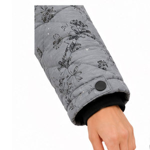 Abrigo largo de invierno para mujer con capucha de piel sintética, material transpirable e impermeable y características prácticas. - Product Image 4