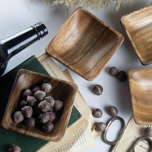 Ensemble de 4 bols en bois d'acacia naturel de forme carrée pour servir de la salade, des chips de bonbons aux fruits, des ornements de table. - Product Image 3