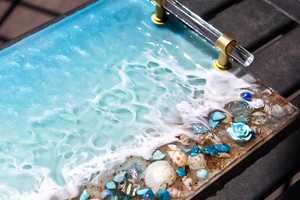 Bandeja de Resina Epoxi con Diseño de Olas Oceánicas, Hecha a Mano, Temática de Playa, Decorativa, con Diseño de Conchas Marinas, Asas Doradas, para el Hogar de Lujo - Product Image 6
