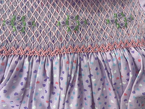 ชุดเดรสทรงเอสำหรับเด็ก ทำมือจากผ้าฝ้าย 100% แต่งสม็อค ลายเรขาคณิต ปักลายดอกไม้ แขนสั้น ติดกระดุมด้านหลัง - Product Image 4