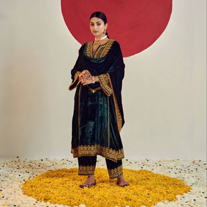 Conjunto de traje de terciopelo marrón bordado reversible elástico de secado rápido con dupatta elegante para fiesta de Diwali, venta al por mayor Ramdev Trading - Product Image 1