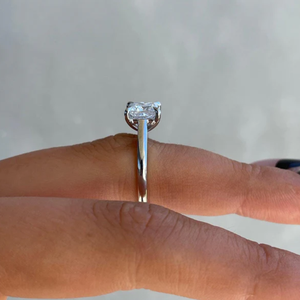Anillo de Compromiso con Diamante Corte Princesa para Mujer, Oro Blanco de 14K, Estilo Lujoso, Diamante Sintético Certificado IGI, Banda Chapada en Rodio - Product Image 4