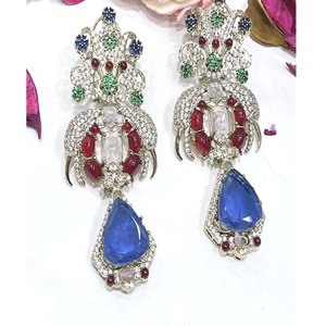 Pendientes de lujo con acabado plateado y circonitas de la mejor calidad para mujeres y niñas, ideales para looks de noche y fiestas. - Product Image 1