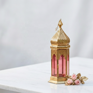 Lanterne à bougie marocaine en verre rouge et métal doré pour la décoration de la maison et des mariages - Product Image 1