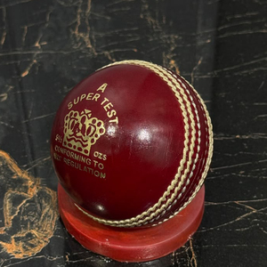 Pelota de Cricket Super Test, 156g, Cuero Genuino de Vaca, Núcleo de Corcho de 5 Capas, Cosida a Mano, Grado Profesional para Partidos, IBEX Hills - Product Image 5