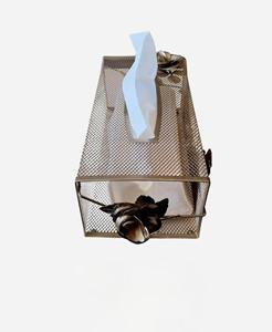 Caja de papel tisú de malla metálica dorada con diseño floral detallado, perfecta para la mesa de la sala de estar y el estilo de habitaciones de hotel. - Product Image 4