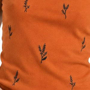 Camiseta sin mangas acanalada para mujer, color naranja quemado y negro, bordada, informal, de verano, ajustada, de algodón elástico, personalizada, OEM. - Product Image 6