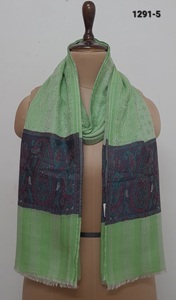 Châle ou écharpe en laine mérinos jacquard à bordure Kani - Product Image 5