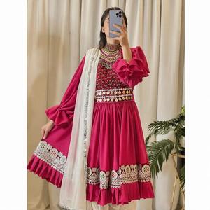 Impresionante vestido largo afgano con elaborados bordados en las mangas, falda amplia circular acampanada y espejos tradicionales. - Product Image 2