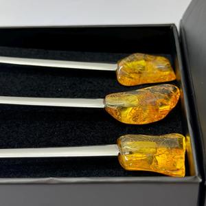 Couverts élégants finis argentés avec manches en pierre d'ambre naturelle, idéaux pour les repas en famille, l'usage domestique et les réceptions de luxe. - Product Image 2