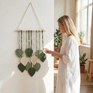 Elegante decoración de pared de macramé estilo boho que complementa alfombras tejidas, decoración en tonos tierra y mantas de tonos neutros en áreas de estar. - Product Image 2