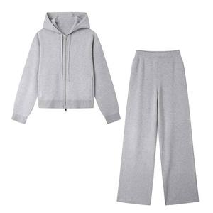 Conjunto deportivo corto al por mayor, tela transpirable, logotipo personalizado, chándal de moda para mujer, estilo universitario - Product Image 5