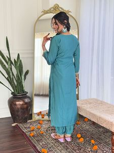Ensemble tendance pour femme : Kurti droit en viscose Chanderi bleu sarcelle brodé avec pantalon Chanderi et dupatta en lin - Product Image 1
