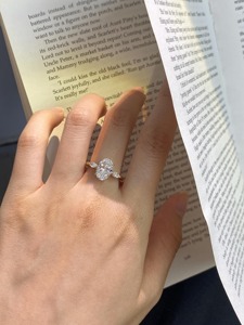 แหวนเพชรแล็บรูปไข่ 2 กะรัต ทองคำขาว 14K แหวนหมั้นสามเม็ด สี E ความสะอาด VVS2 รับรองโดย IGI พร้อมเพชรทรงมาร์คีส์ด้านข้าง - Product Image 4