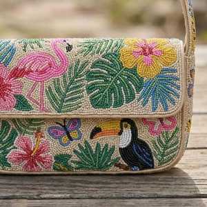 Sac à main perlé Flamant rose tropical et toucan - Crème, rose, vert, jaune - Sac à bandoulière jungle - Sac à main exotique motif floral paradisiaque - Product Image 1