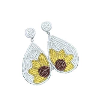 Boucles d'oreilles clous classiques unisexes en perles de verre faites à la main, style lettres, motifs fleurs dorées, blanches, jaunes, roses, pour enseignant, mariage et soirée - Product Image 1