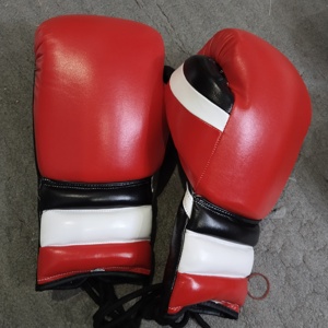 Gants de boxe en cuir PU rouge avec accents noirs et blancs, fermeture à lacets au poignet, doigts entièrement couverts, pour l'entraînement des adultes - Product Image 1