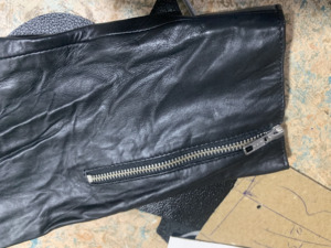 Blouson moto en cuir véritable pour homme avec fermeture éclair et plusieurs poches, coupe classique, col rabattable, vêtement d'extérieur pour l'automne - Product Image 2