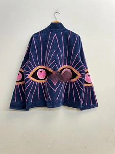 Veste en velours bleu éclatant, faite à la main, avec broderie abstraite en forme d'œil et accents rayonnants roses, vêtement d'hiver tendance - Product Image 3