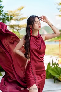 ชุดเดรสยาวผ้าซาตินสีแดงเลือดนกแบบใหม่ ดีไซน์หรูหรา สำหรับผู้หญิง ทรงเปิดหลัง คอแบบผูก ไร้แขน ออกแบบโดยดีไซเนอร์ ราคาโรงงาน - Product Image 3