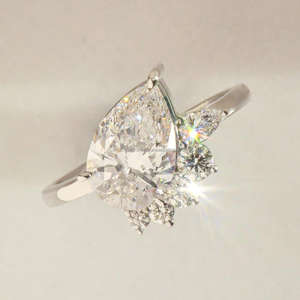 Anillo de Compromiso/Boda de Diamantes de Oro Amarillo de 14K Estilo Vintage para Mujer, Corte Pera, Diamante Cultivado en Laboratorio, Clásico, Certificado IGI - Product Image 2