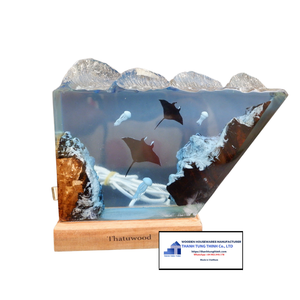 Sculpture d'art océanique en résine époxy avec requin et plongeur, peinte à la main, forme irrégulière, décoration d'intérieur, fabriquée au Vietnam - Product Image 3