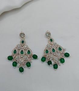 Exquisito Conjunto de Joyería Nupcial Chapado en Oro Rosa con Aleación y Piedras de Zirconia: Collar Gargantilla, Pendientes y Maang Tikka para Bodas y Fiestas - Product Image 4