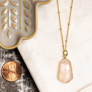 NIKHIL GEMS Colgante de Cuarzo Rosa Grande Hexagonal con Cadena Satélite de Plata de Ley Bañada en Oro y Engaste de Bisel, Estilo Vintage - Product Image 1
