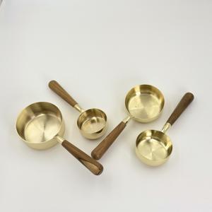 Tazas Medidoras de Acero Inoxidable de Alta Calidad al por Mayor, con Recubrimiento PVD Dorado y Mango de Madera, para Medir Café en Grano o en Polvo - Product Image 4