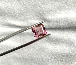 พลอยทัวร์มาลีนสีชมพู 3.14 กะรัต ทรงเหลี่ยมเจียระไน คัตสโตน เปลี่ยนสีได้ คุณภาพสูง พลอยธรรมชาติสำหรับทำเครื่องประดับชั้นดี - Product Image 3