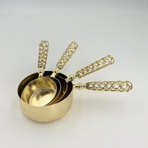 Juego de 4 Tazas y Cucharas Medidoras de Acero Inoxidable con Acabado Dorado y Mango de Alambre de Hierro, Producto NUEVO, Apto para Lavavajillas, Utensilios para Hornear - Product Image 1