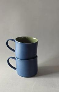 Taza de café de cerámica con exterior azul profundo brillante, interior de líneas limpias, agarre cómodo y diseño que conserva el calor para hogares modernos. - Product Image 2