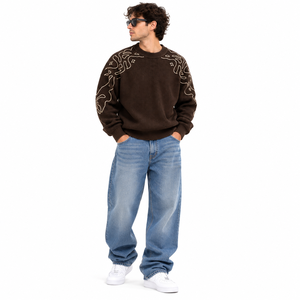 Suéter de punto oversize para hombre, color marrón chocolate, con gráfico bordado en contraste, cuello redondo, estilo streetwear. - Product Image 1