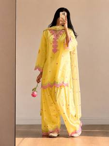 Conjunto de Kurta Tradicional Indio-Pakistaní Amarillo para Mujer con Bordado de Corazón Rosa, Largo hasta el Suelo, Corte Holgado, Ropa Casual - Product Image 3