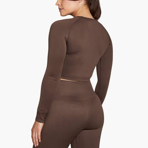 Camiseta sin mangas ligera para mujer, personalizada al por mayor, para gimnasio, de ajuste regular, elástica, con dobladillo dividido, cuello redondo, espalda cruzada, tallas grandes, poliéster frontal - Product Image 3