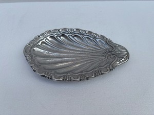 Novedad 2026: Compra al por mayor pequeños platos de metal victorianos plateados con forma de concha, bandejas ornamentadas para joyas, soportes para anillos y recipientes para bibelotes. - Product Image 4