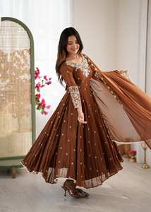 Conjunto Anarkali de Diseño Estilo Bollywood - Detalles Brillantes con Lentejuelas Arcoíris y Moti - Product Image 2