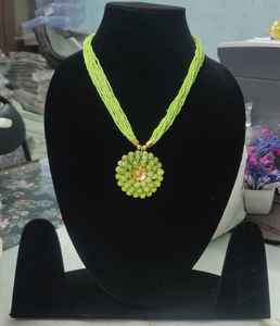 Collier floral perlé fait main pour femme, ras-de-cou bohème à fleurs, bijoux élégants tissés à la main, cadeau idéal pour mariages (vente en gros) - Product Image 3