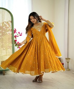 Robe de soirée RICH LOOK à broderie fantaisie effet arc-en-ciel et sequins, avec bas de robe et dupatta, pour tenue festive, prix de gros, ethnique, jaune, séchage rapide - Product Image 1