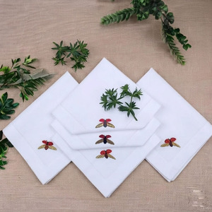 Serviette de table carrée classique en coton personnalisée, brodée de coccinelles, durable, réutilisable, lavable en machine, avec ourlet festonné, pour la maison et les mariages - Product Image 1