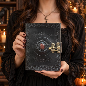 Diario de Cuero Negro Hecho a Mano, Libro de las Sombras con Grabado de Piedra Roja, Grimoire Gótico de Brujería, Diario de Cuero Antiguo - Product Image 2