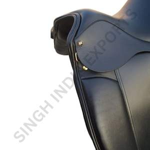 Silla de montar inglesa de cuero para doma clásica con asiento profundo, paneles flocados de lana y estructura de fibra flexible para equitación. - Product Image 4