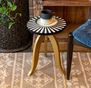 Elegante taburete rectangular negro con incrustaciones de hueso, con intrincados motivos florales y de enredaderas, disponible a precios de mayorista. - Product Image 3